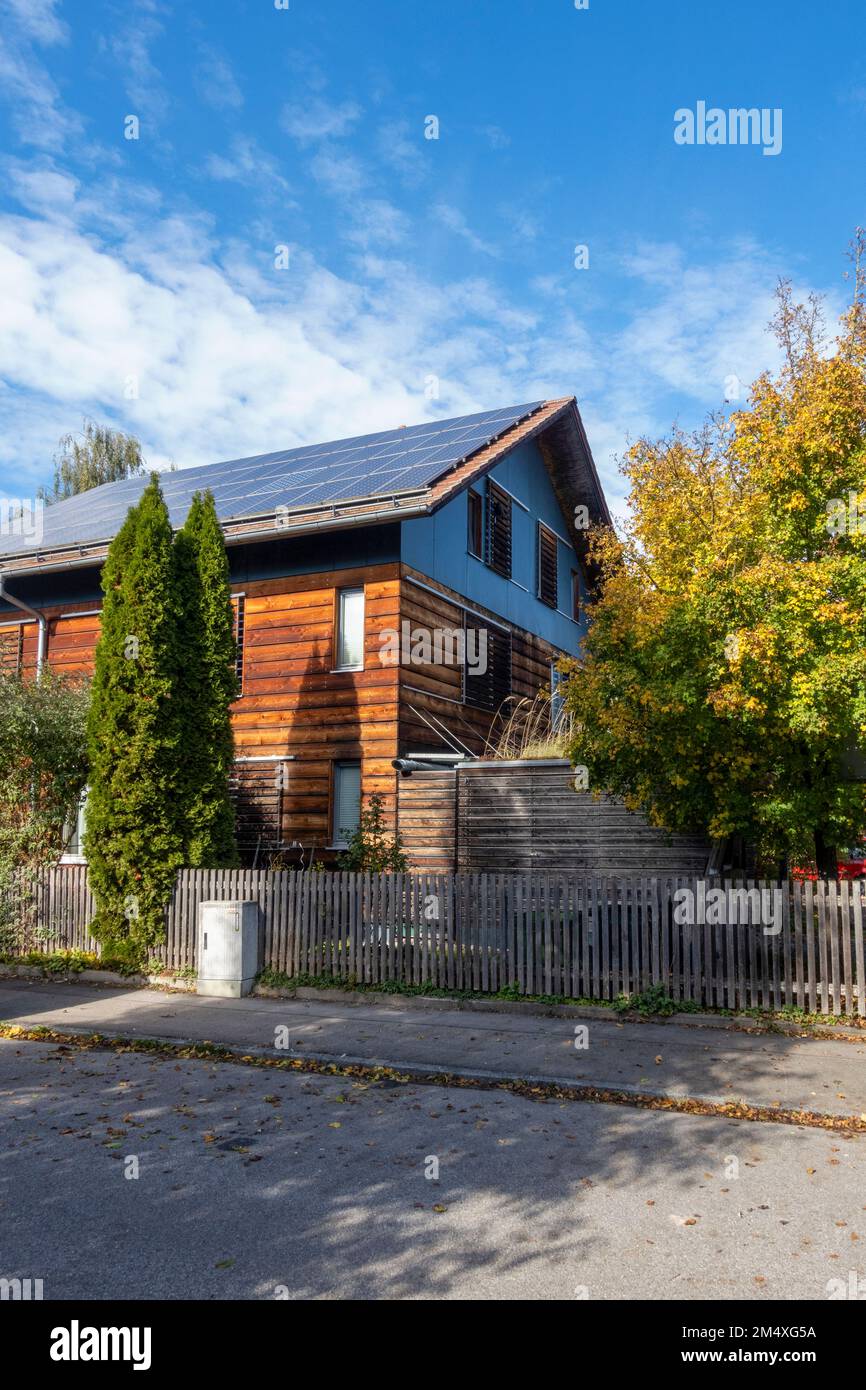 Allemagne, Bavière, Munich, rue devant une maison passive moderne équipée de panneaux solaires Banque D'Images
