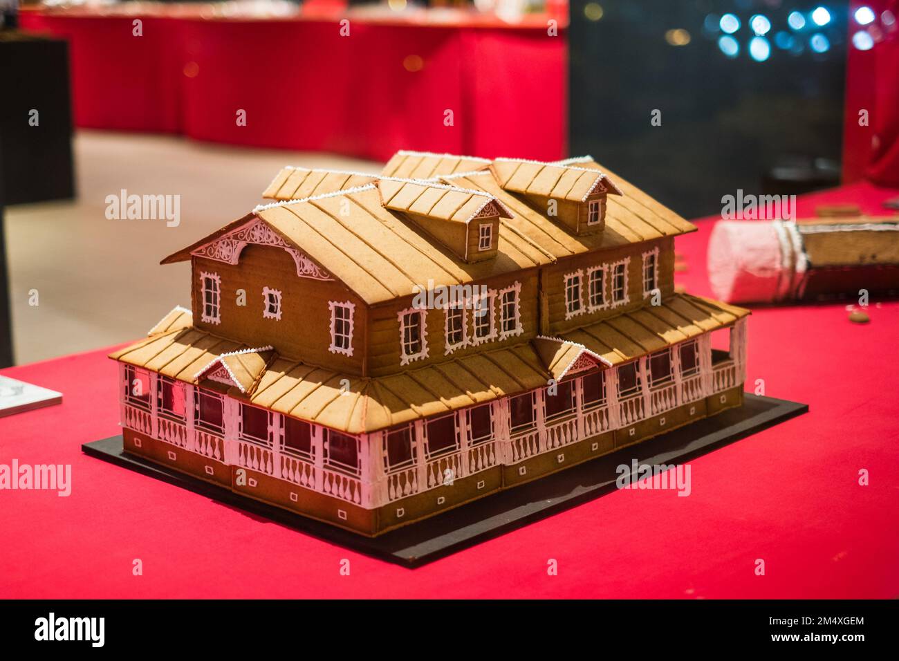 Maison en pain d'épice ou architecture de bâtiment. Design créatif fabriqué à la main en pâte à biscuits de Noël. Banque D'Images