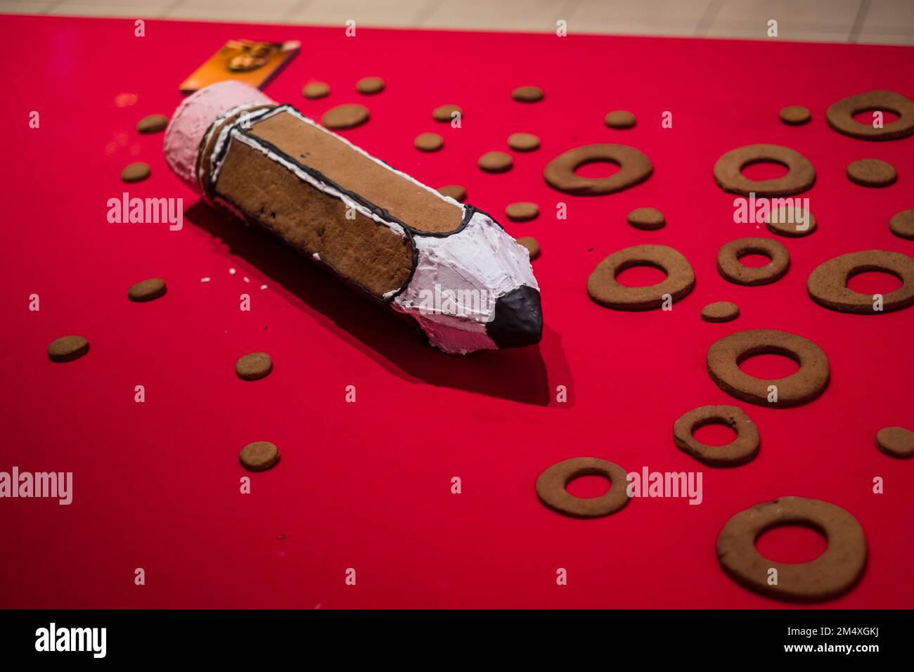 Énorme crayon de pain d'épice. Design créatif fabriqué à la main en pâte à biscuits de Noël. Banque D'Images