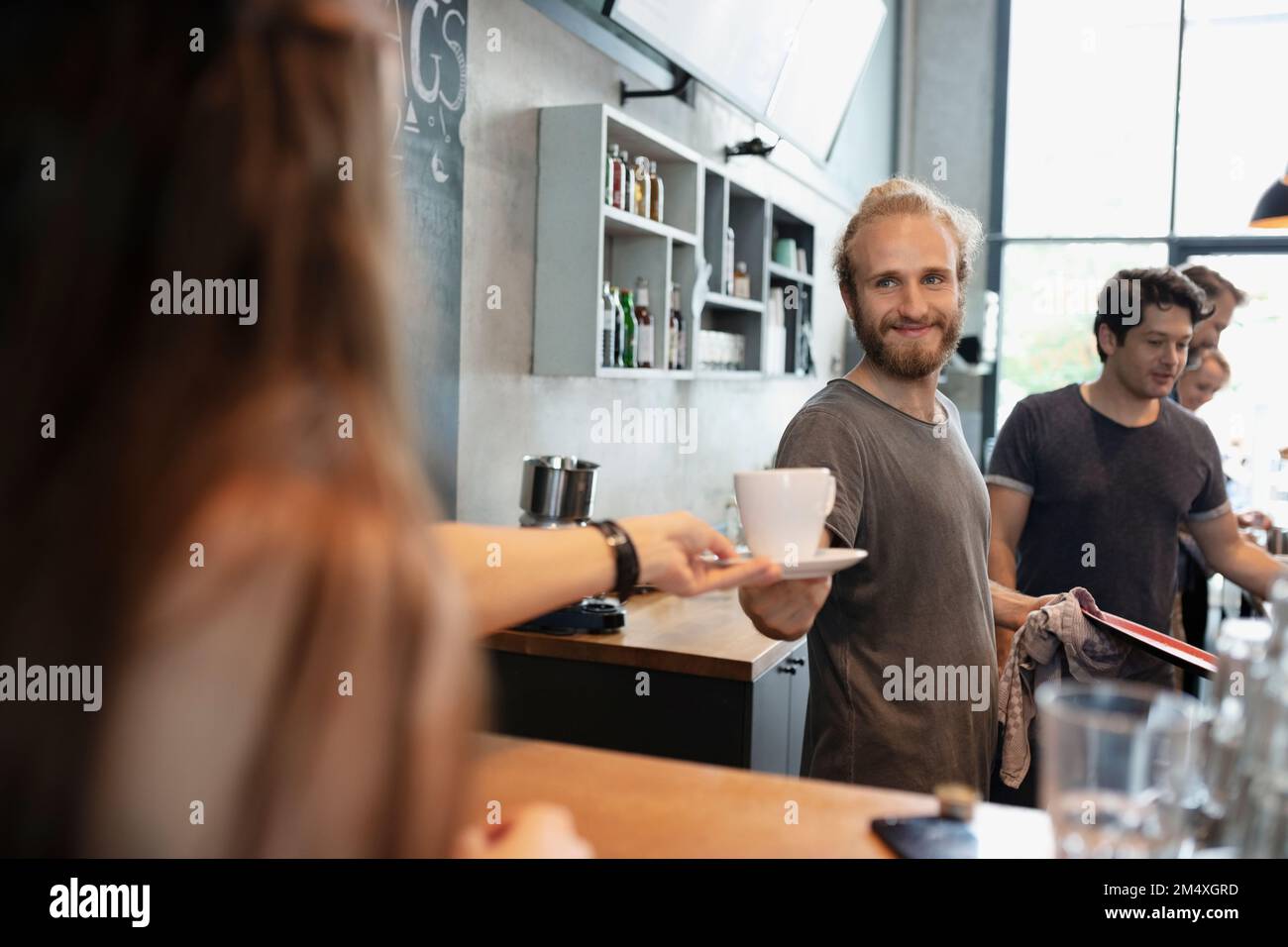 Servir le café barista au client dans cafe Banque D'Images