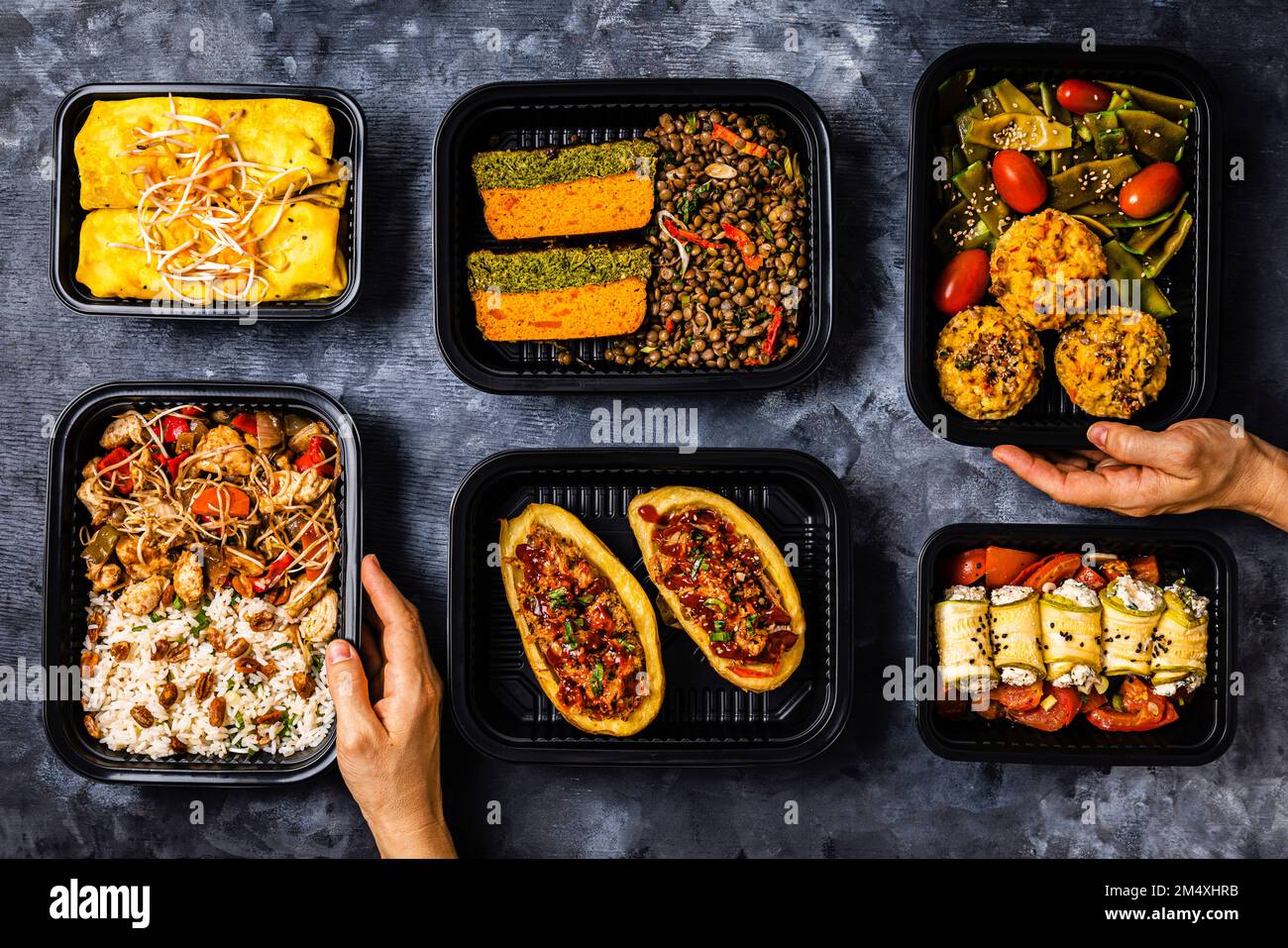 Prise de vue en studio avec une grande variété de plats à emporter, dont des hache-suey, des pommes de terre farcies, des fajitas, des muffins au riz, des petits pains à la ricotta, plusieurs salades et terrine Banque D'Images