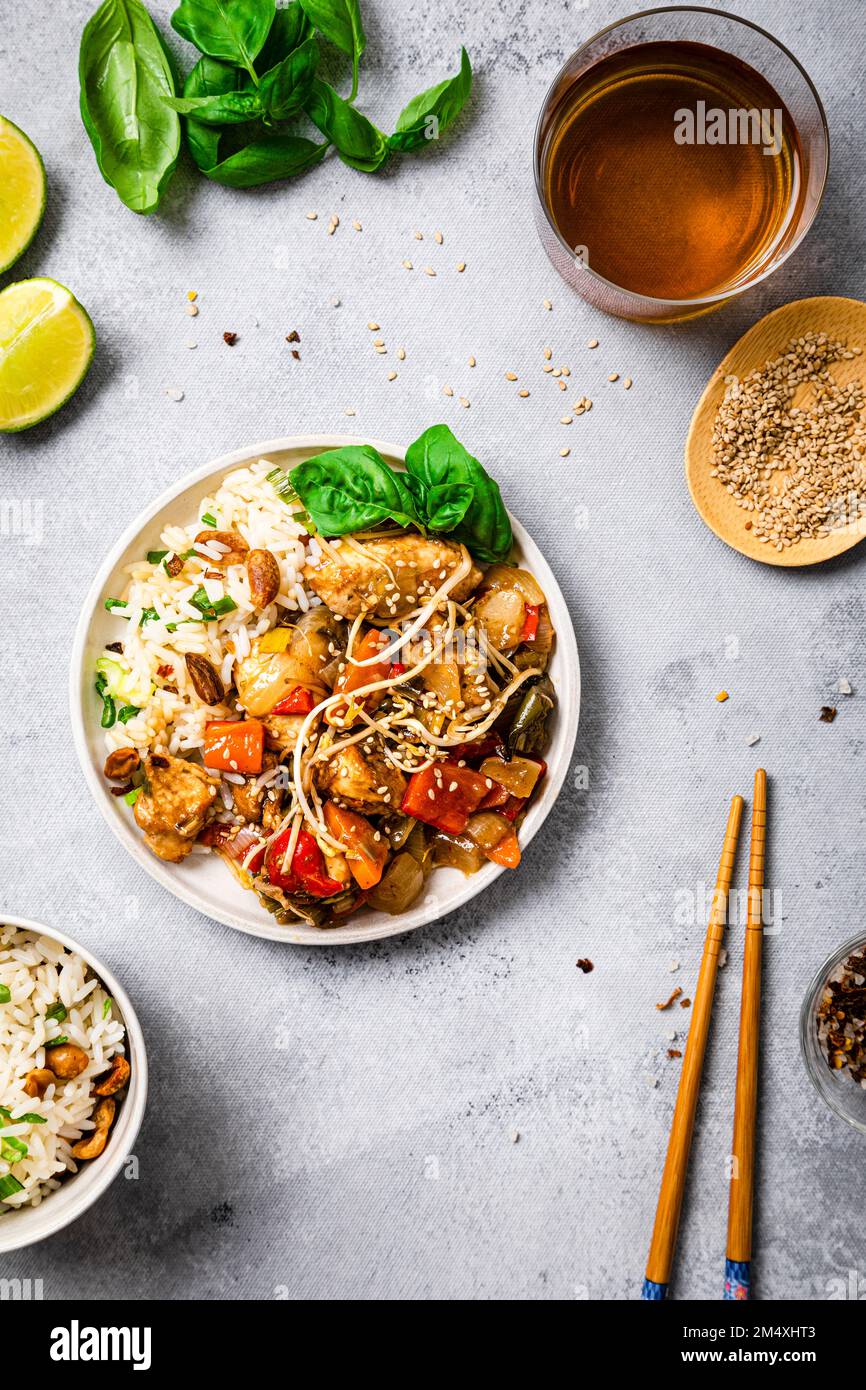 Assiette de poulet haché suey avec basilic et graines de sésame Banque D'Images