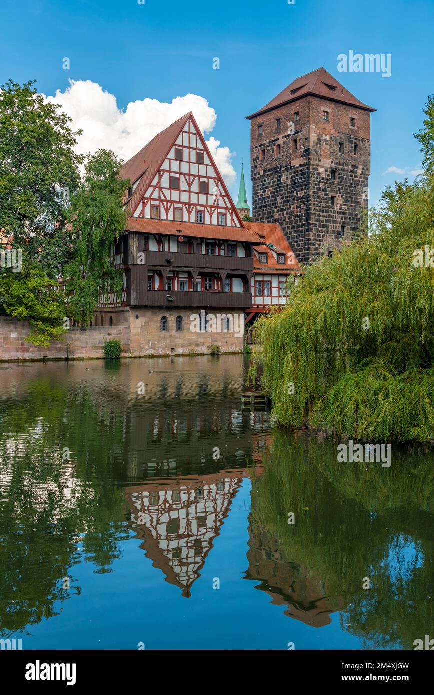Allemagne, Bavière, Nuremberg, Weinstadel et Henkerhaus Musée se reflétant dans la rivière Pegnitz Banque D'Images