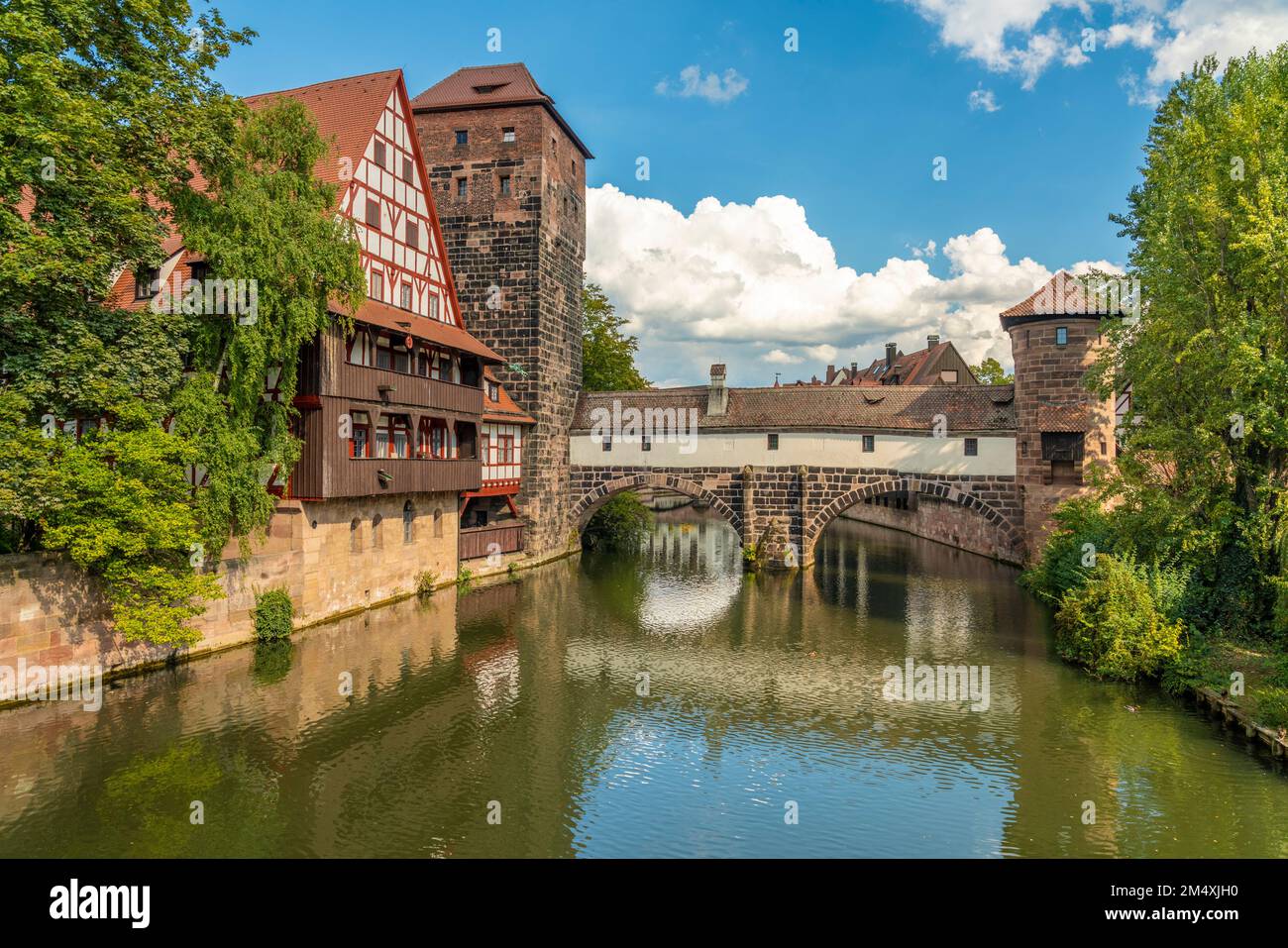 Allemagne, Bavière, Nuremberg, vue sur la rivière Pegnitz qui traverse la vieille ville avec le musée Henkerhaus en arrière-plan Banque D'Images