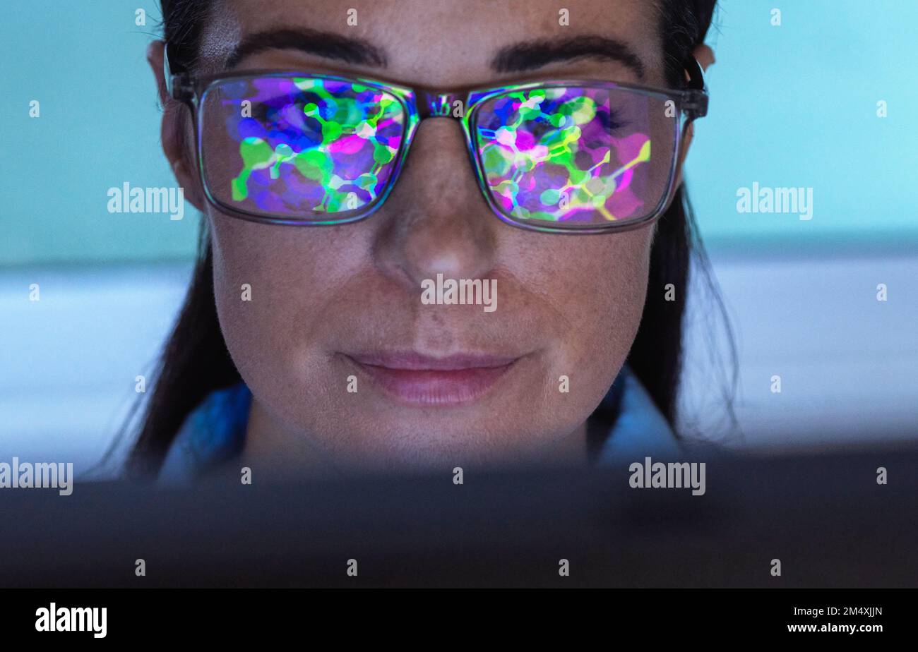 Réflexion de la structure moléculaire sur les lunettes de vue du scientifique en laboratoire Banque D'Images