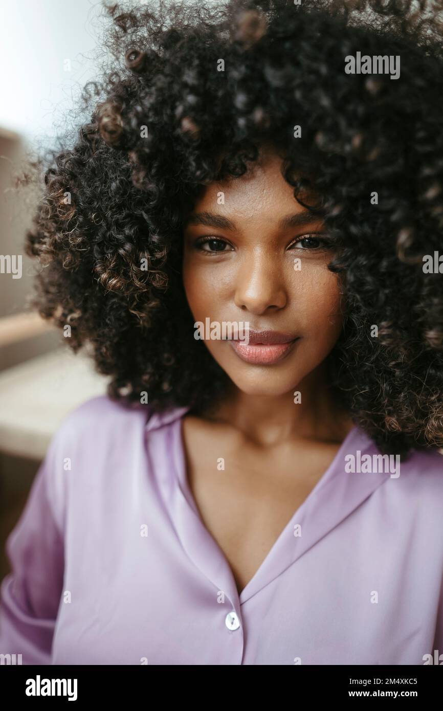 Jeune femme avec une coiffure afro Banque D'Images