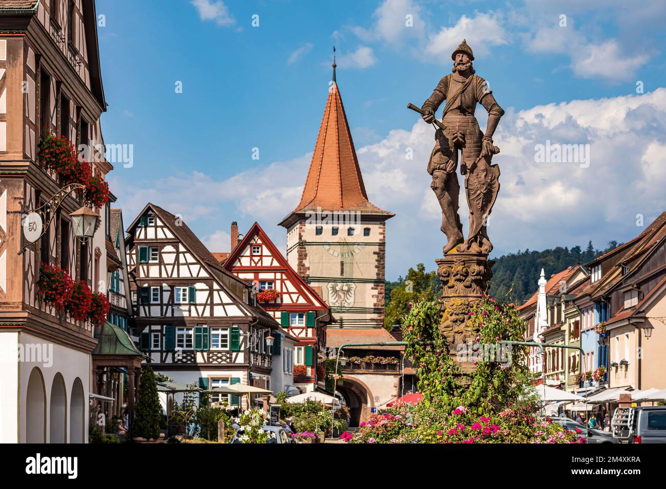 Allemagne, Bade-Wurtemberg, Gengenbach, statue au sommet de la fontaine Rohrbrunnen Banque D'Images