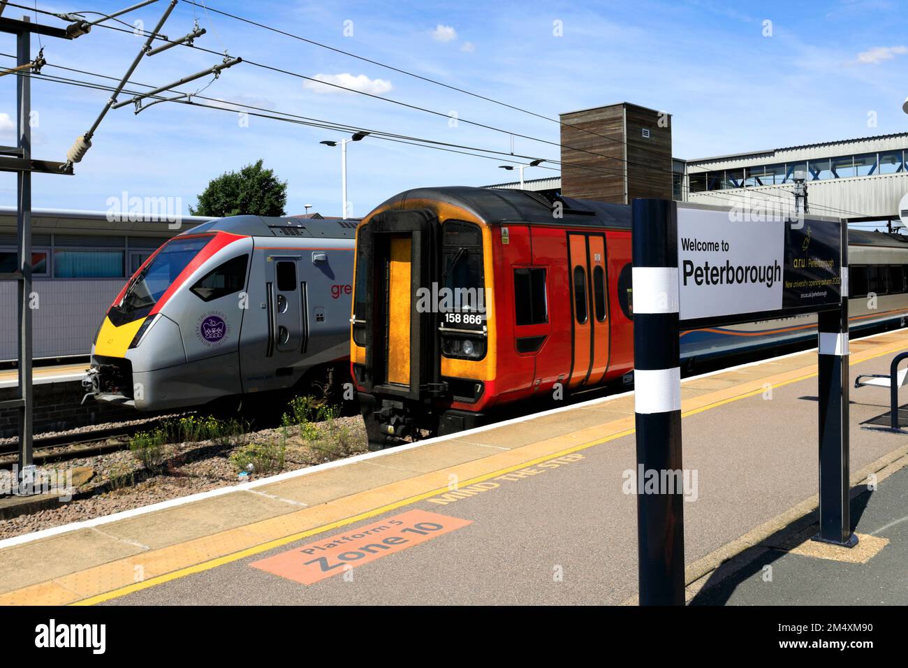 EMR trains 158866 à la gare de Peterborough, East Coast main Line Railway; Cambridgeshire, Angleterre, Royaume-Uni Banque D'Images