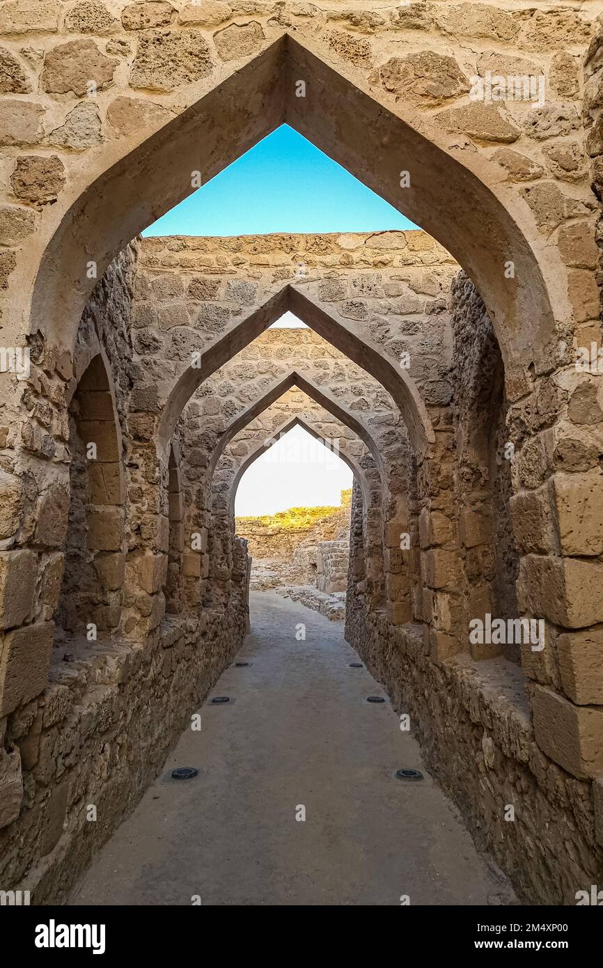 Bahreïn, gouvernorat de la capitale, arches en pierre à Qalat Al-Bahreïn fort Banque D'Images