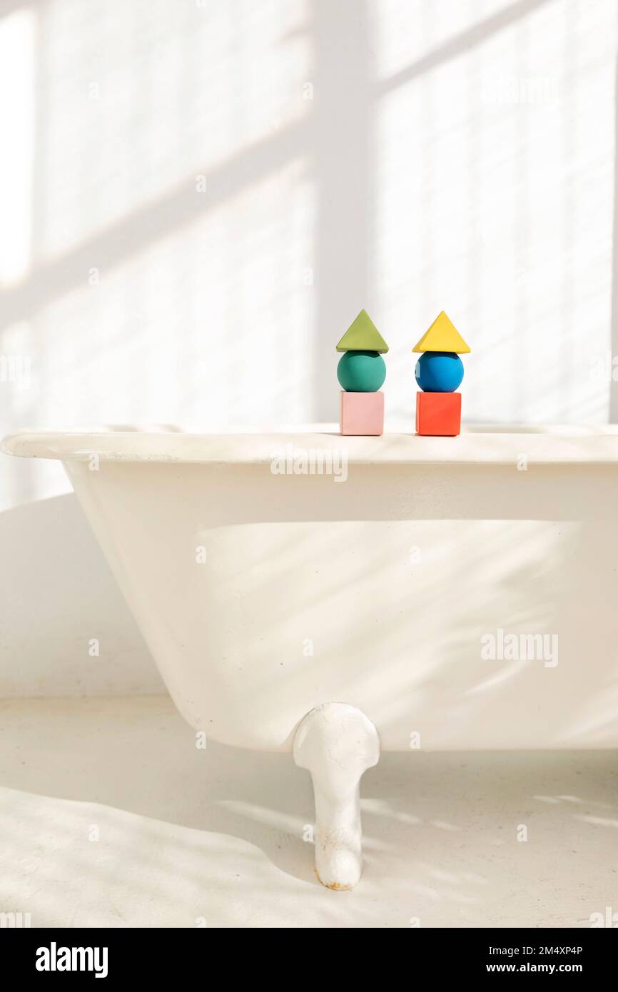 Piles de blocs de jouets sur le rebord de la baignoire Banque D'Images
