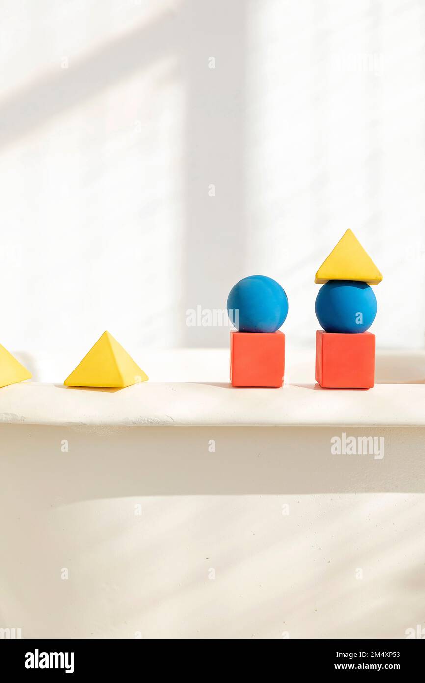 Blocs de jouets reposant sur le rebord de la baignoire Banque D'Images