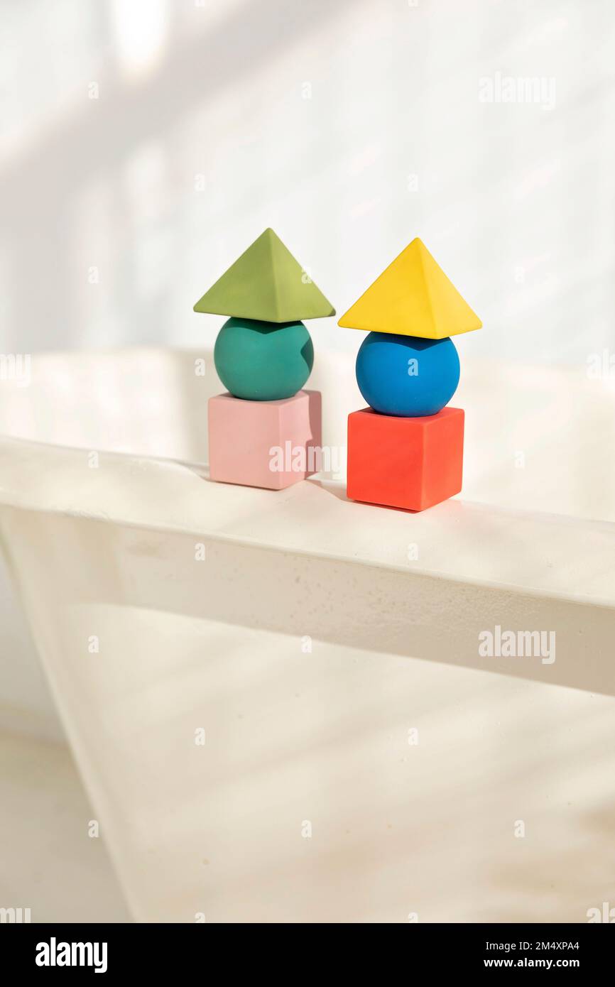 Piles de blocs de jouets sur le rebord de la baignoire Banque D'Images