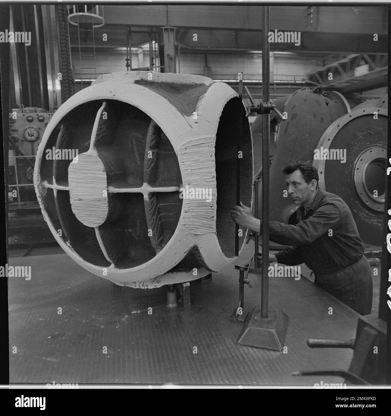 ***17 JANVIER 1972, PHOTO DE FICHIER*** les travailleurs de l'usine NATIONALE SIGMA de Luton sont impliqués de manière significative dans la production de pièces de clapet à bille pour Banque D'Images