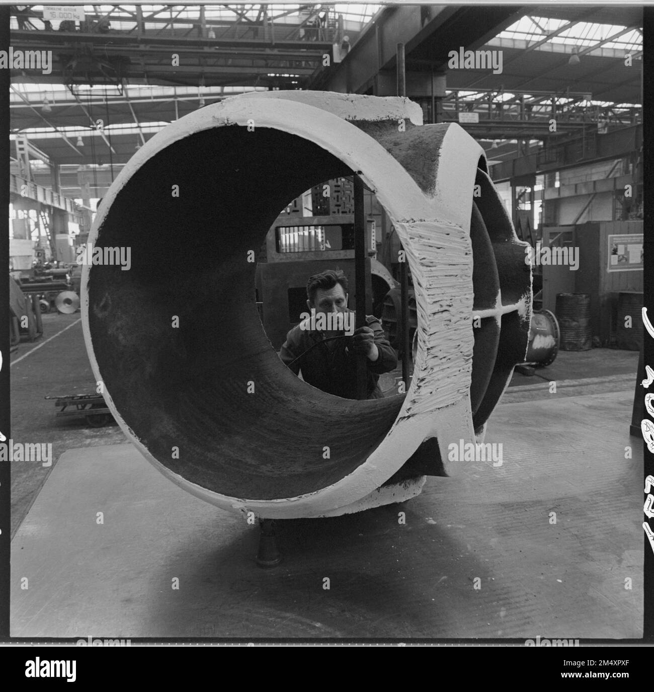 ***17 JANVIER 1972, PHOTO DE FICHIER*** les employés de l'usine NATIONALE SIGMA de Luton sont impliqués de manière significative dans la production de pièces à clapet à bille pour Banque D'Images