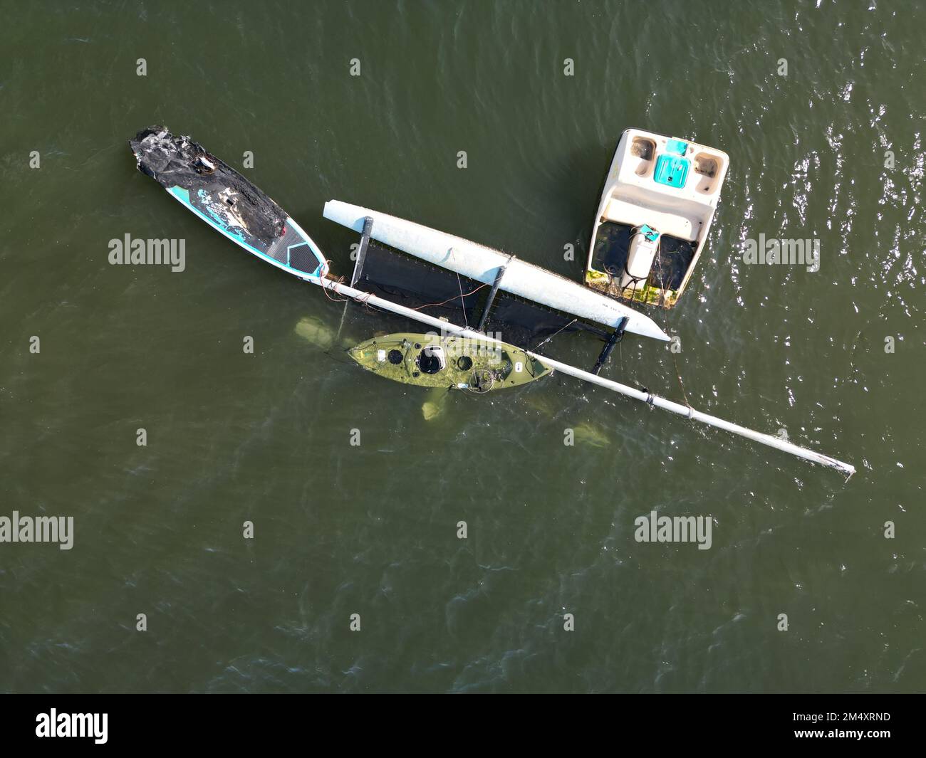 Vue aérienne en descendant directement d'en haut sur les bateaux de grande taille qui ont été brûlés dans un incendie Banque D'Images