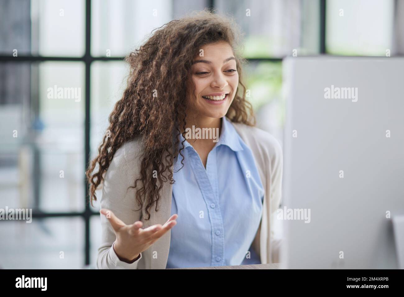 expressive jeune femme ouverte la bouche vérifier des réductions pour les achats en ligne assis à l'ordinateur de bureau . Banque D'Images