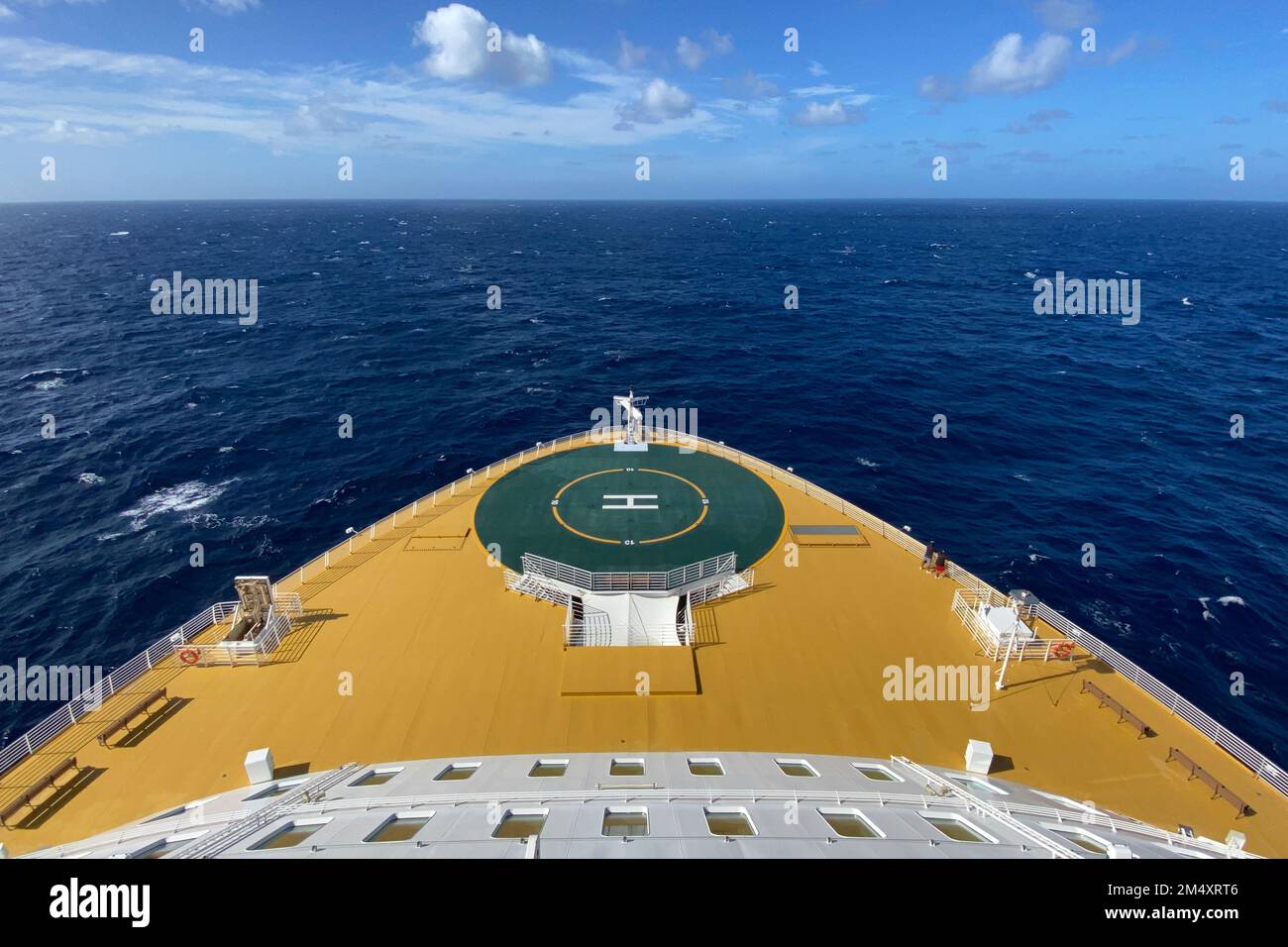 Bug blanc d'un bateau de croisière Banque D'Images