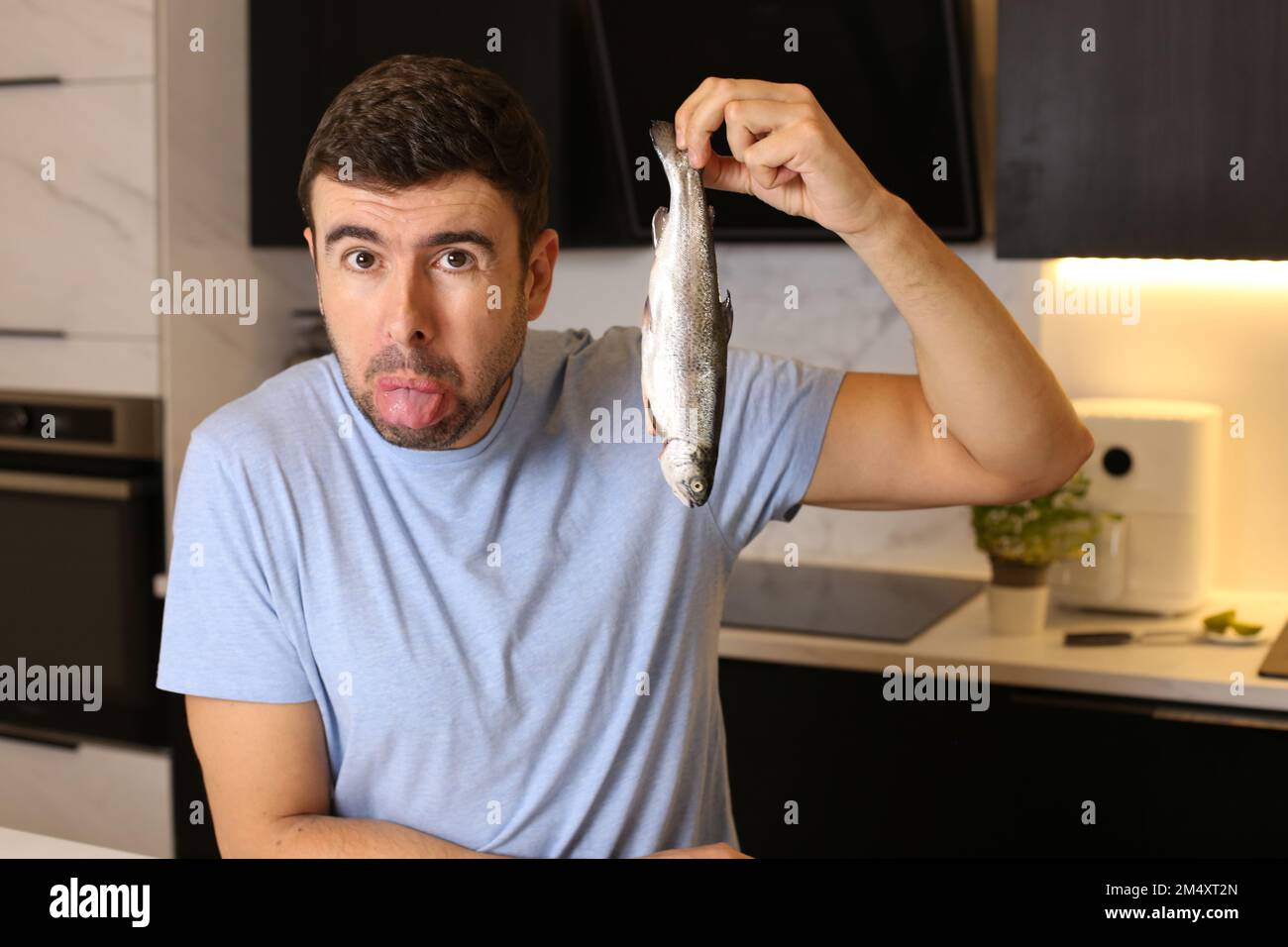 Un homme qui n'aime pas le poisson Banque D'Images