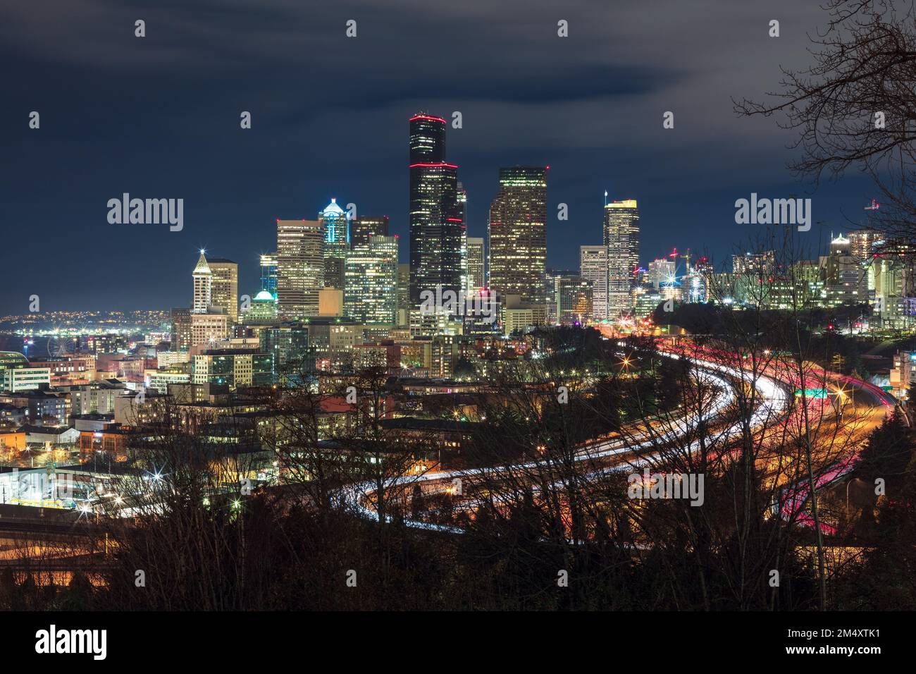 Vue sur le centre-ville de Seattle la nuit Banque D'Images