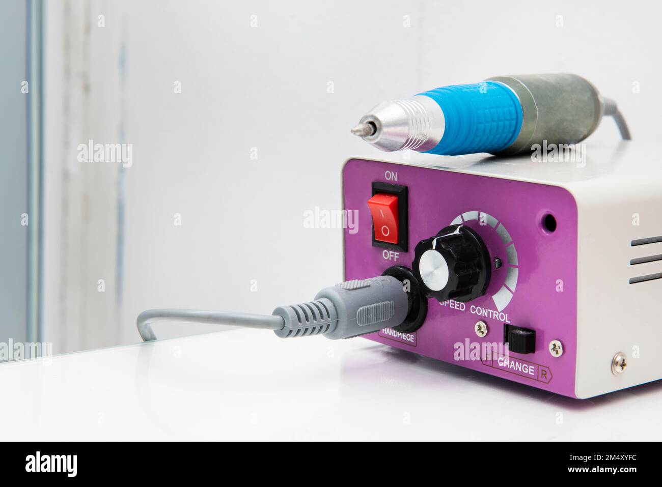 Un tour pour le nettoyage et l'entretien des ongles avec son régulateur de puissance électrique Banque D'Images