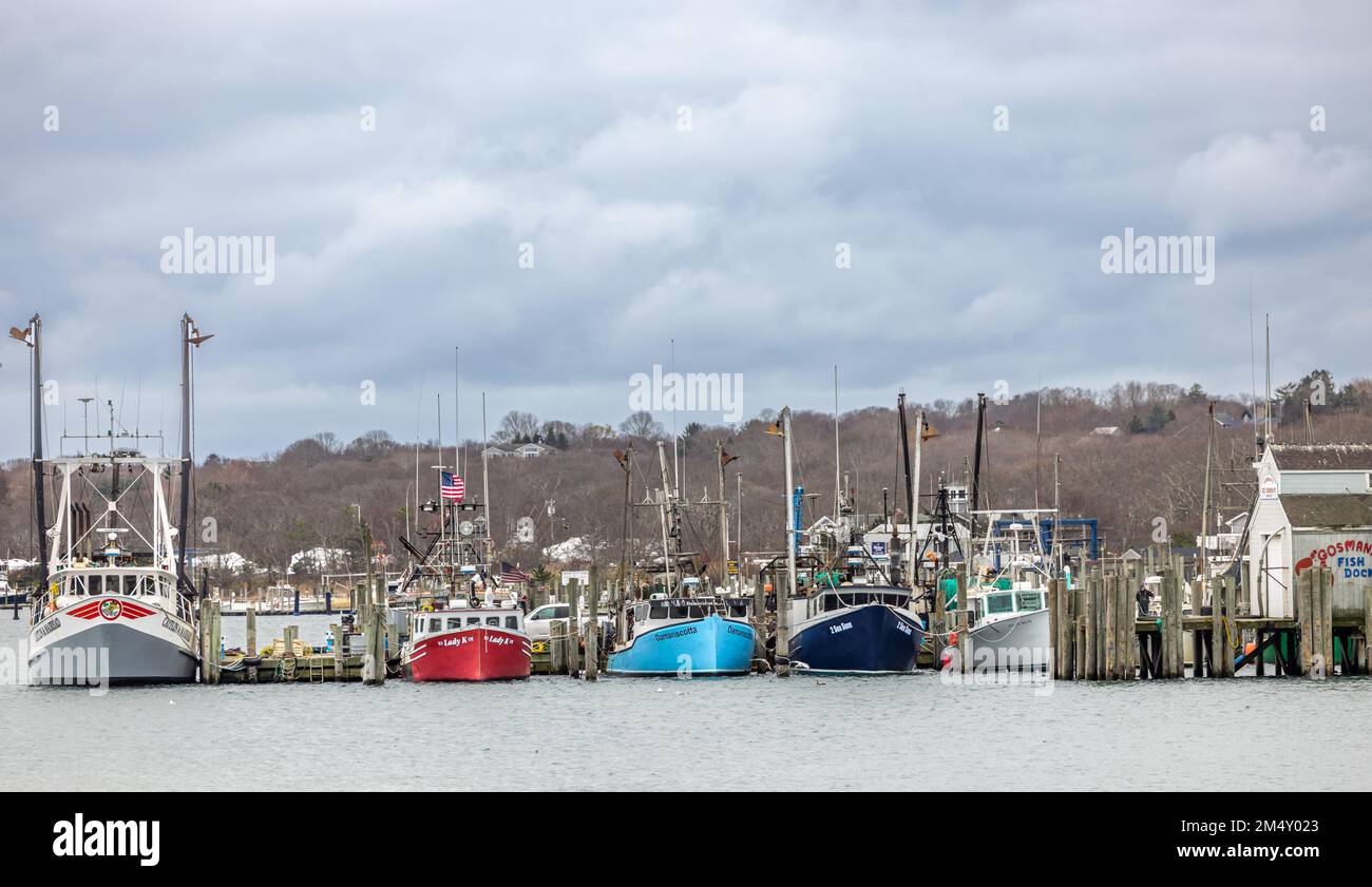 Une ligne de bateaux de pêche commerciaux au quai de Gosman's à Montauk, NY Banque D'Images