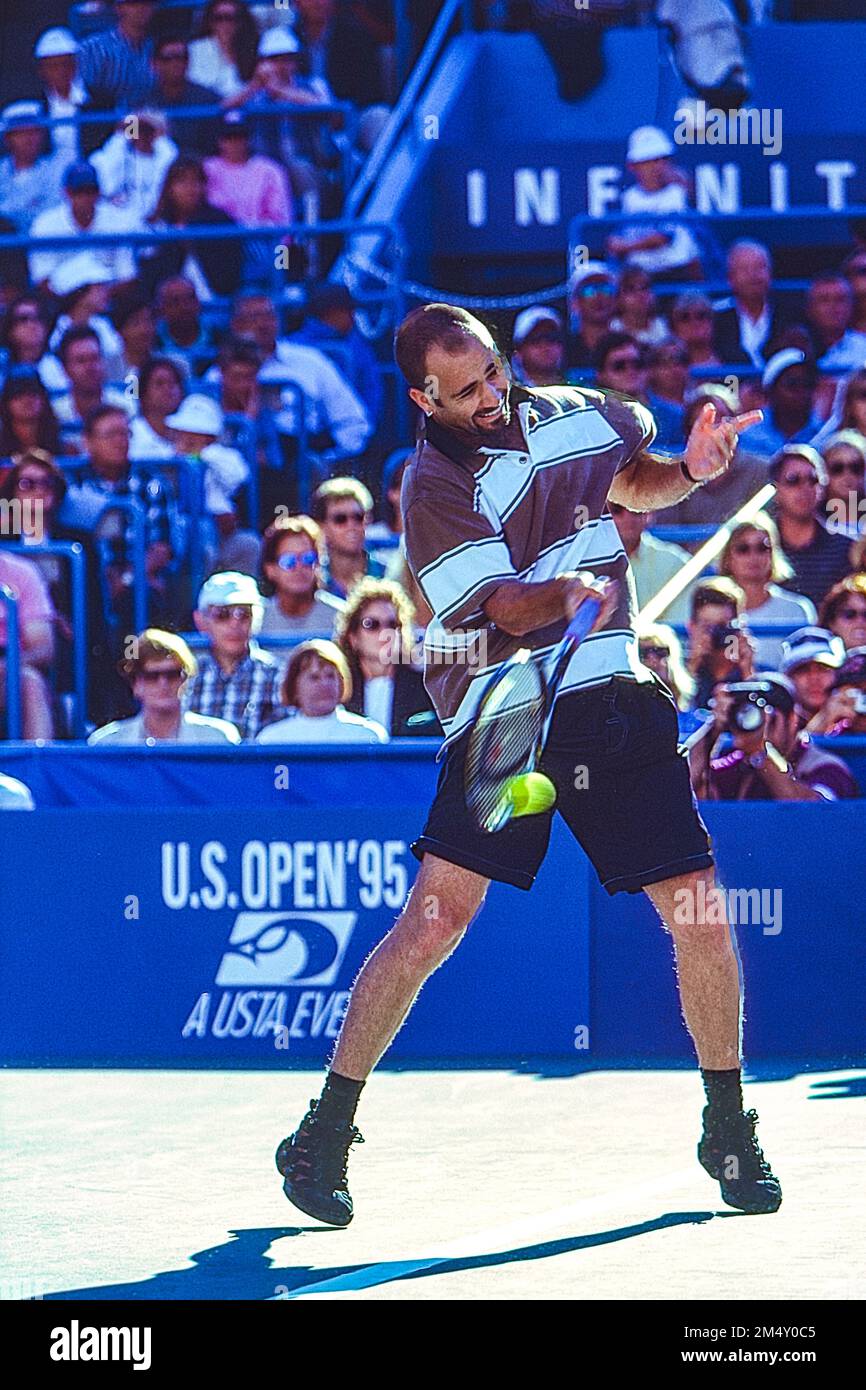Andre Agassi (USA) en compétition à l'US Open tennis 1995. Banque D'Images