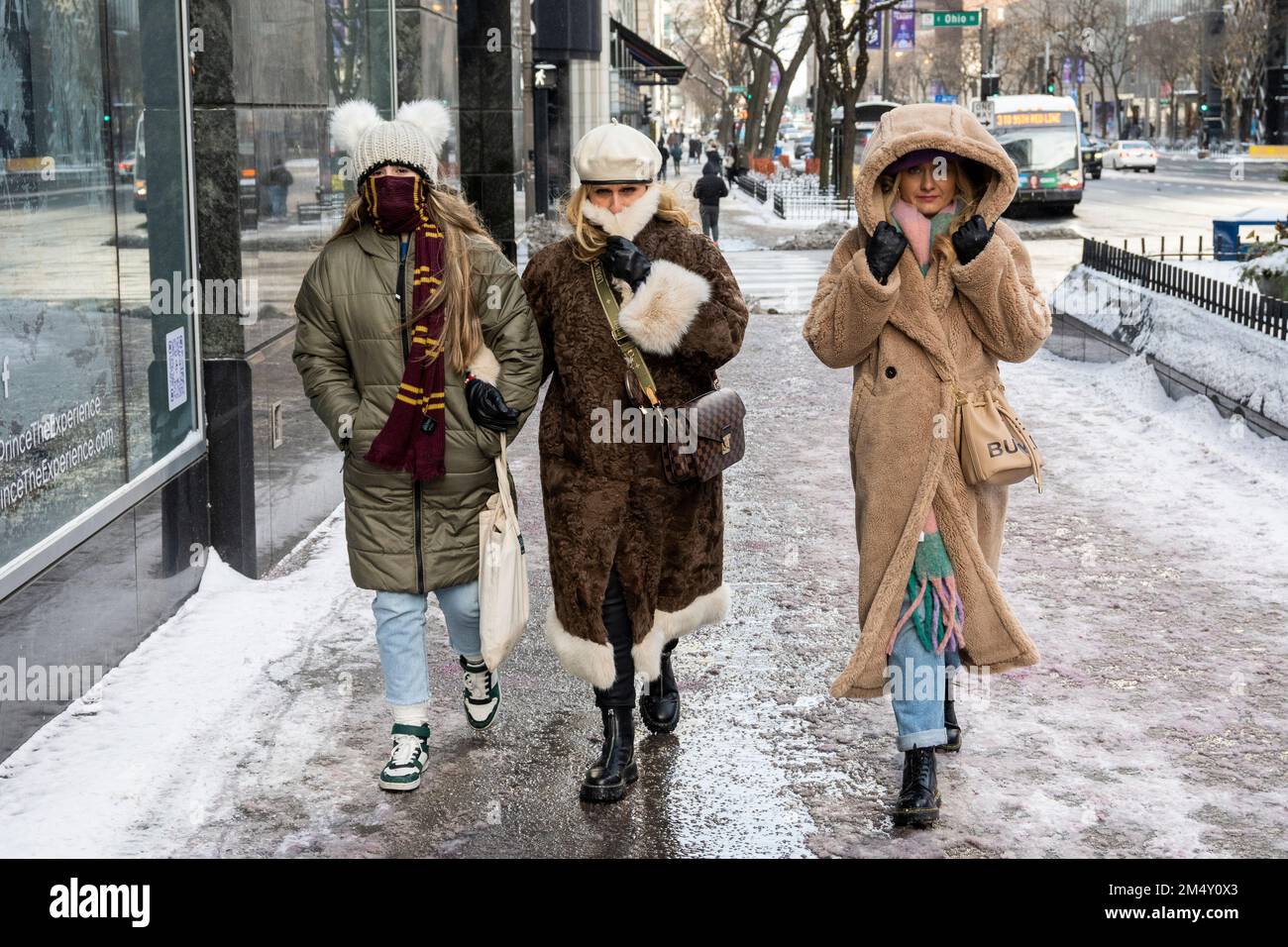 Chicago, États-Unis. 23 décembre 2022. Temps de Chicago : les femmes, vêtues pour les conditions, descendent Michigan Avenue le deuxième jour de la tempête d'hiver à Chicago où les températures sont actuellement -20C. Ce que l’on appelle un « cyclone de la bombe », qui garantit un Noël blanc pour beaucoup, touche de grandes parties du pays aux températures glaciales. Credit: Stephen Chung / Alamy Live News Banque D'Images