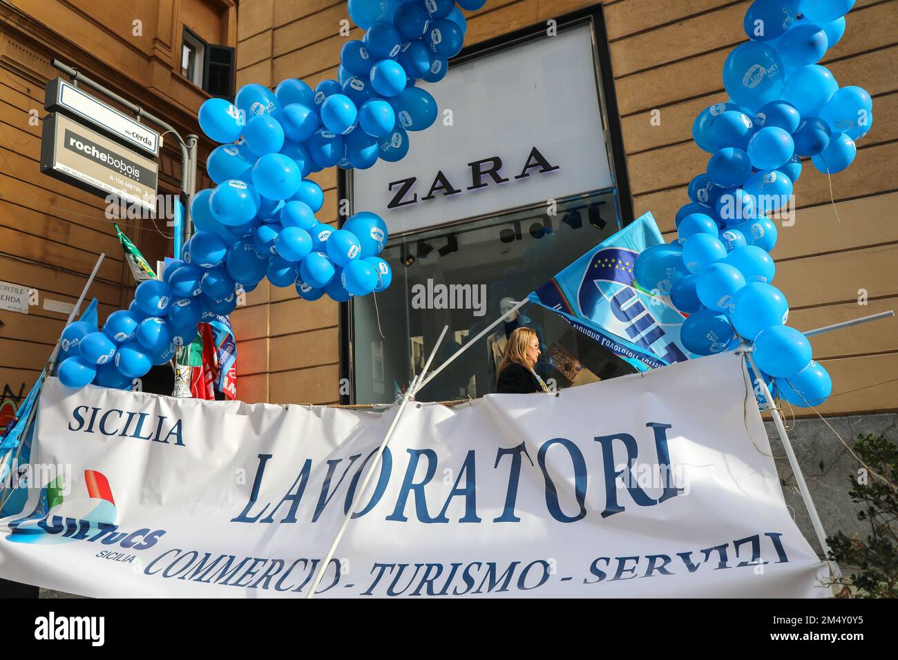 Palerme, Italie. 23rd décembre 2022. Les travailleurs de Zara protestent  pour l'augmentation de salaire. (Photo par Antonio Melita/Pacific Press)  crédit: Pacific Press Media production Corp./Alay Live News Photo Stock -  Alamy