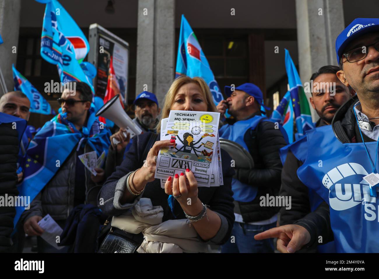 Palerme, Italie. 23rd décembre 2022. Les travailleurs de Zara protestent  pour l'augmentation de salaire. (Photo par Antonio Melita/Pacific Press)  crédit: Pacific Press Media production Corp./Alay Live News Photo Stock -  Alamy