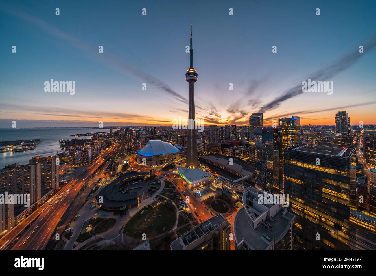 Vue panoramique du paysage urbain de Toronto au coucher du soleil, Ontario, Canada. Banque D'Images