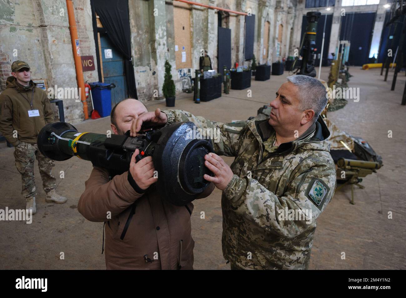 Lviv, Ukraine 23 décembre 2022. Un militaire ukrainien montre à un civil comment faire fonctionner une arme anti-char lors de l'exposition arme de la victoire. La Russie a envahi l'Ukraine le 24 février 2022, déclenchant la plus grande attaque militaire en Europe depuis la Seconde Guerre mondiale Banque D'Images