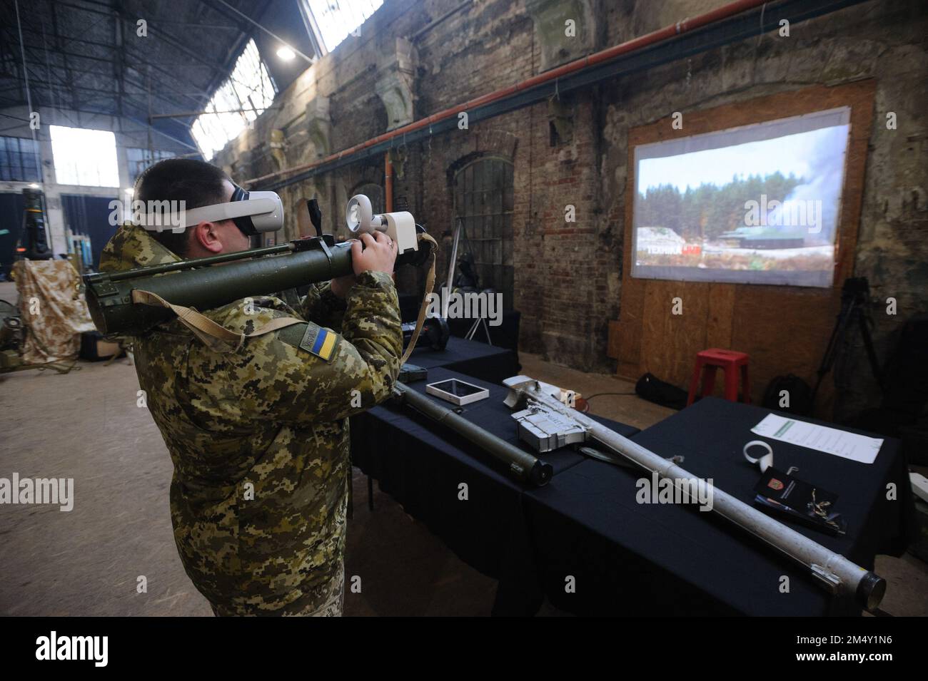 Lviv, Ukraine 23 décembre 2022. Un militaire ukrainien montre à un civil comment faire fonctionner une arme anti-char lors de l'exposition arme de la victoire. La Russie a envahi l'Ukraine le 24 février 2022, déclenchant la plus grande attaque militaire en Europe depuis la Seconde Guerre mondiale Banque D'Images