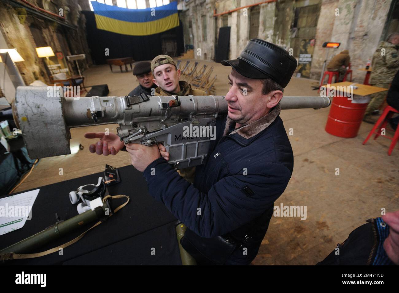 Lviv, Ukraine 23 décembre 2022. Un militaire ukrainien montre à un civil comment faire fonctionner une arme anti-char lors de l'exposition arme de la victoire. La Russie a envahi l'Ukraine le 24 février 2022, déclenchant la plus grande attaque militaire en Europe depuis la Seconde Guerre mondiale Banque D'Images