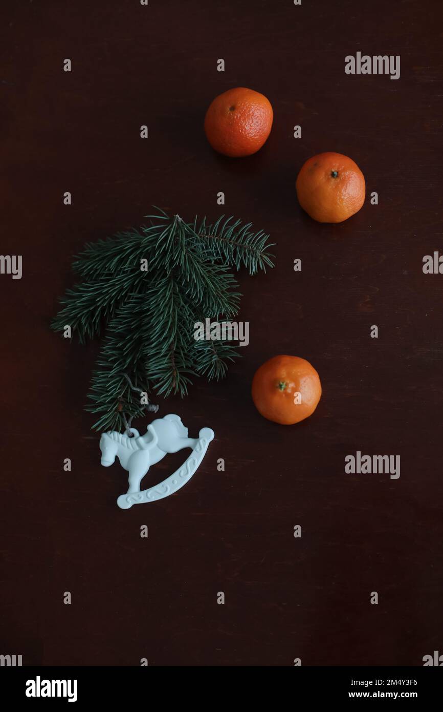 Noël jouet cheval, tangerines et cône de pin. Articles de vacances d'hiver pour la décoration de la maison. Pose à plat Banque D'Images
