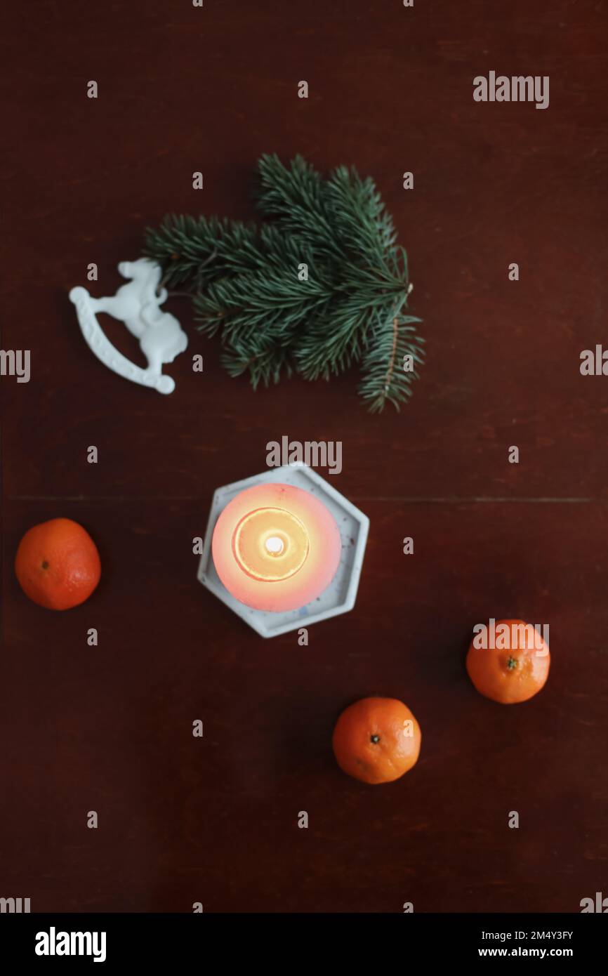 Noël jouet cheval, bougie, mandarines et cône de pin. Articles de vacances d'hiver pour la décoration de la maison. Pose à plat Banque D'Images