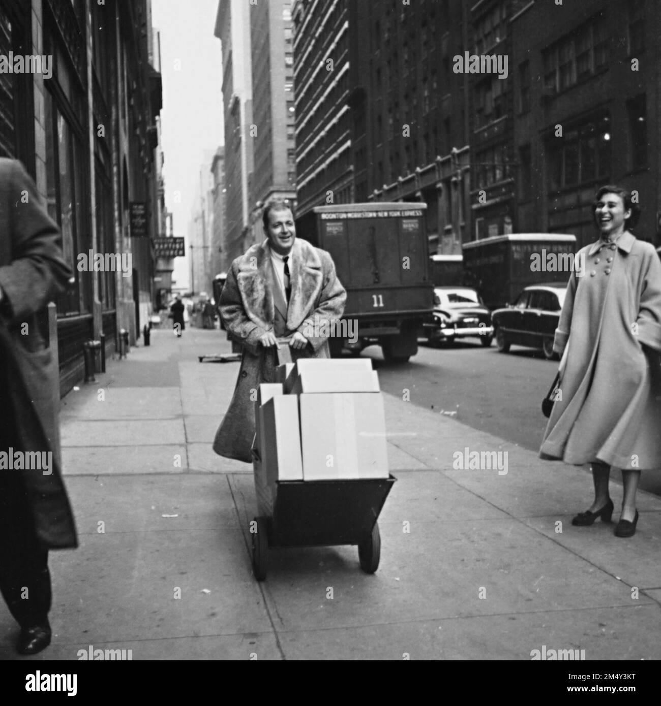 Barbara Holdridge (à droite) et une personne inconnue de Caedmon Records, poussant un chariot de disques en vinyle à 4th Avenue et 31st Street à Mahattan. Banque D'Images