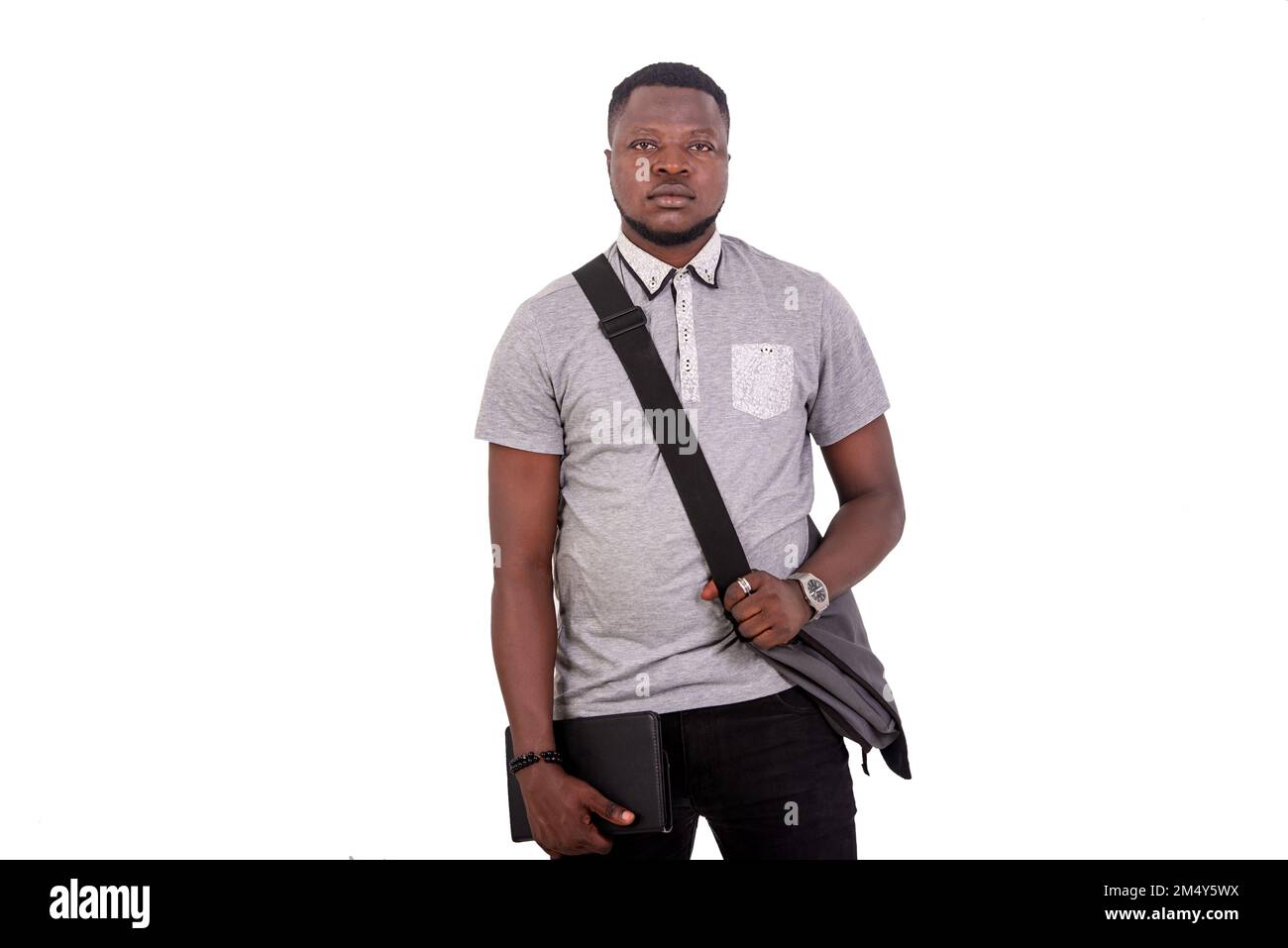 un jeune homme plein de confiance qui porte son sac sur son épaule et tient  sa tablette numérique tout en regardant l'appareil photo Photo Stock - Alamy