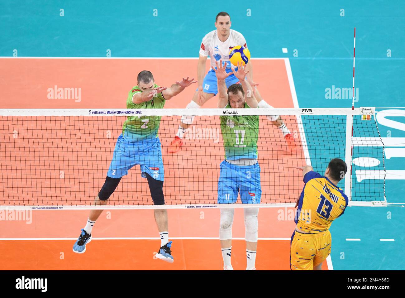 Tine Urnaut, Alen Pajenk, Jani Kovacic (Slovénie), Vasyl Tupchii (Ukraine). Championnat du monde de volleyball 2022. Quarts de finale Banque D'Images