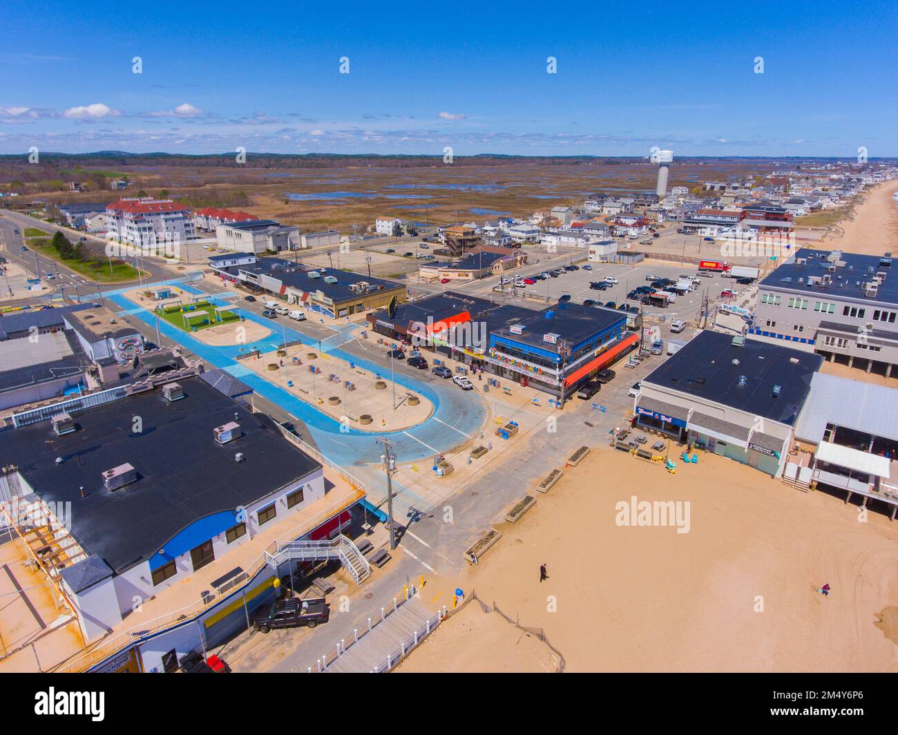 Vue aérienne des buidlings commerciaux historiques sur Broadway à Salisbury Beach dans la ville de Salisbury, Massachusetts, États-Unis. Banque D'Images