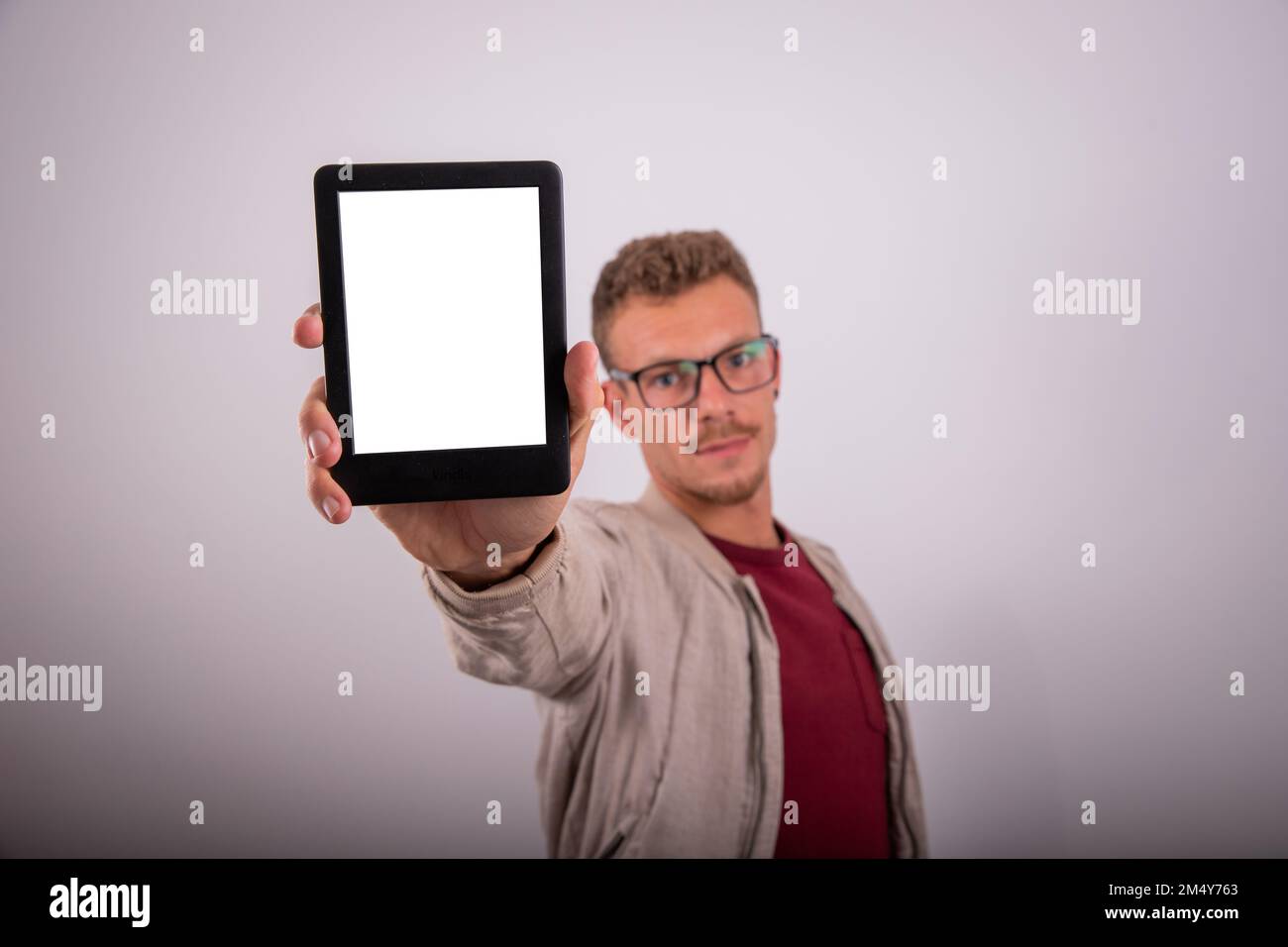 Un homme montre l'écran vide de sa tablette, la photo publicitaire avec maquette Banque D'Images