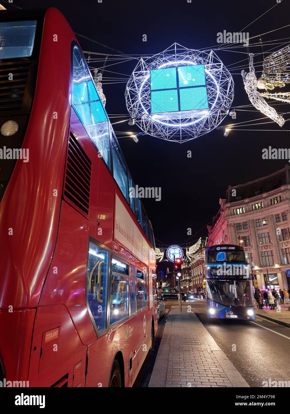 Bus et spiritueux de Noël à Londres, alias Angels suspendus au-dessus de Regent Street dans le cadre de l'exposition des lumières de Noël. Londres Banque D'Images