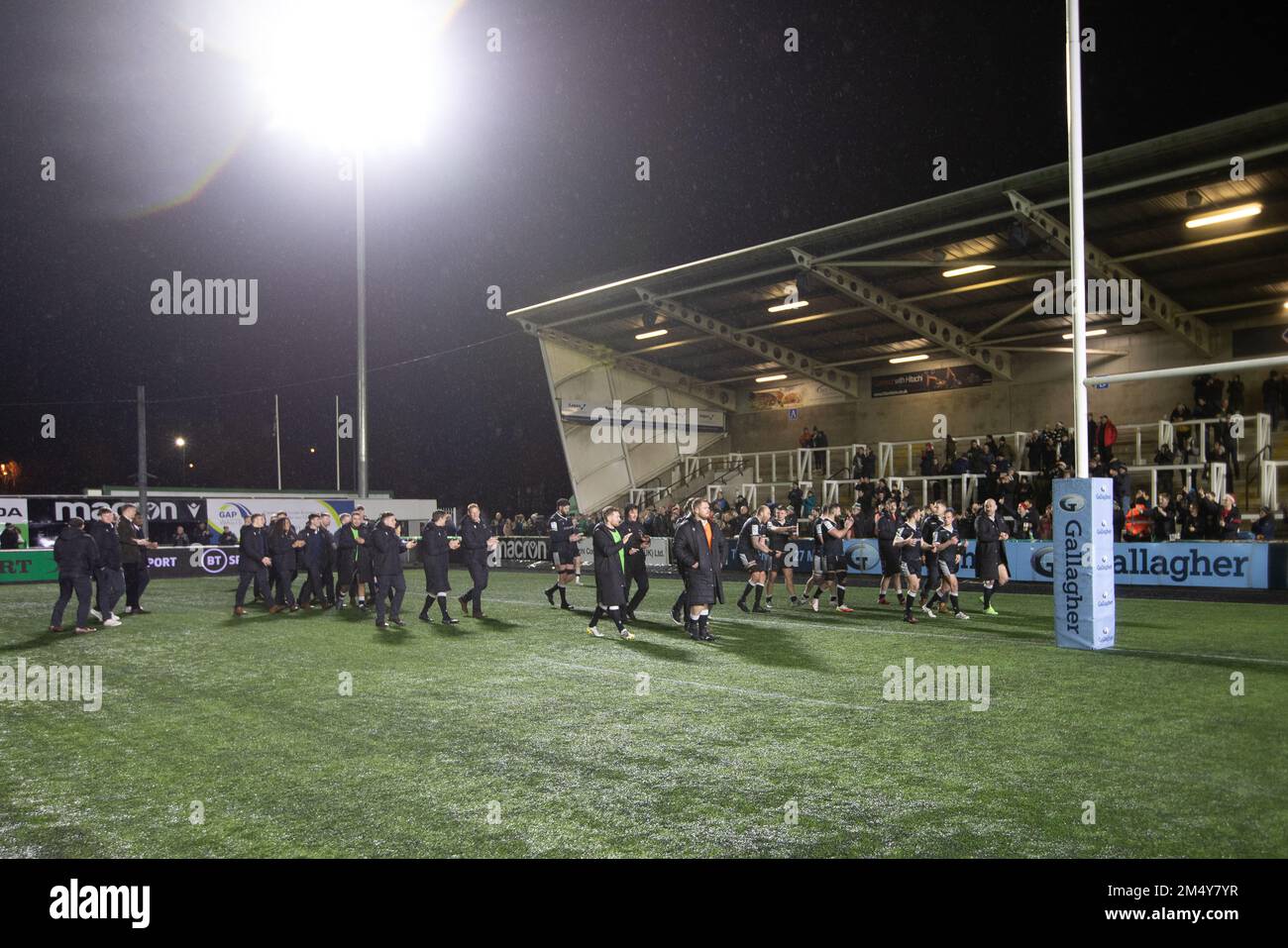 Newcastle, Royaume-Uni. 17th décembre 2022. Les joueurs des Falcons célèbrent avec le stand du Sud lors du match de la Gallagher Premiership entre les Newcastle Falcons et les sale Sharks à Kingston Park, Newcastle, le vendredi 23rd décembre 2022. (Credit: Chris Lishman | MI New) Credit: MI News & Sport /Alay Live News Banque D'Images