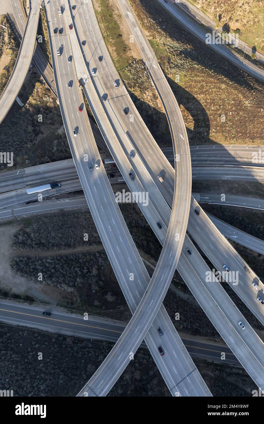 Vue verticale aérienne des rampes d'échange et des ponts de l'autoroute Golden State 5 et Antelope Valley 14 près de Santa Clarita et Los Angeles, Californie Banque D'Images