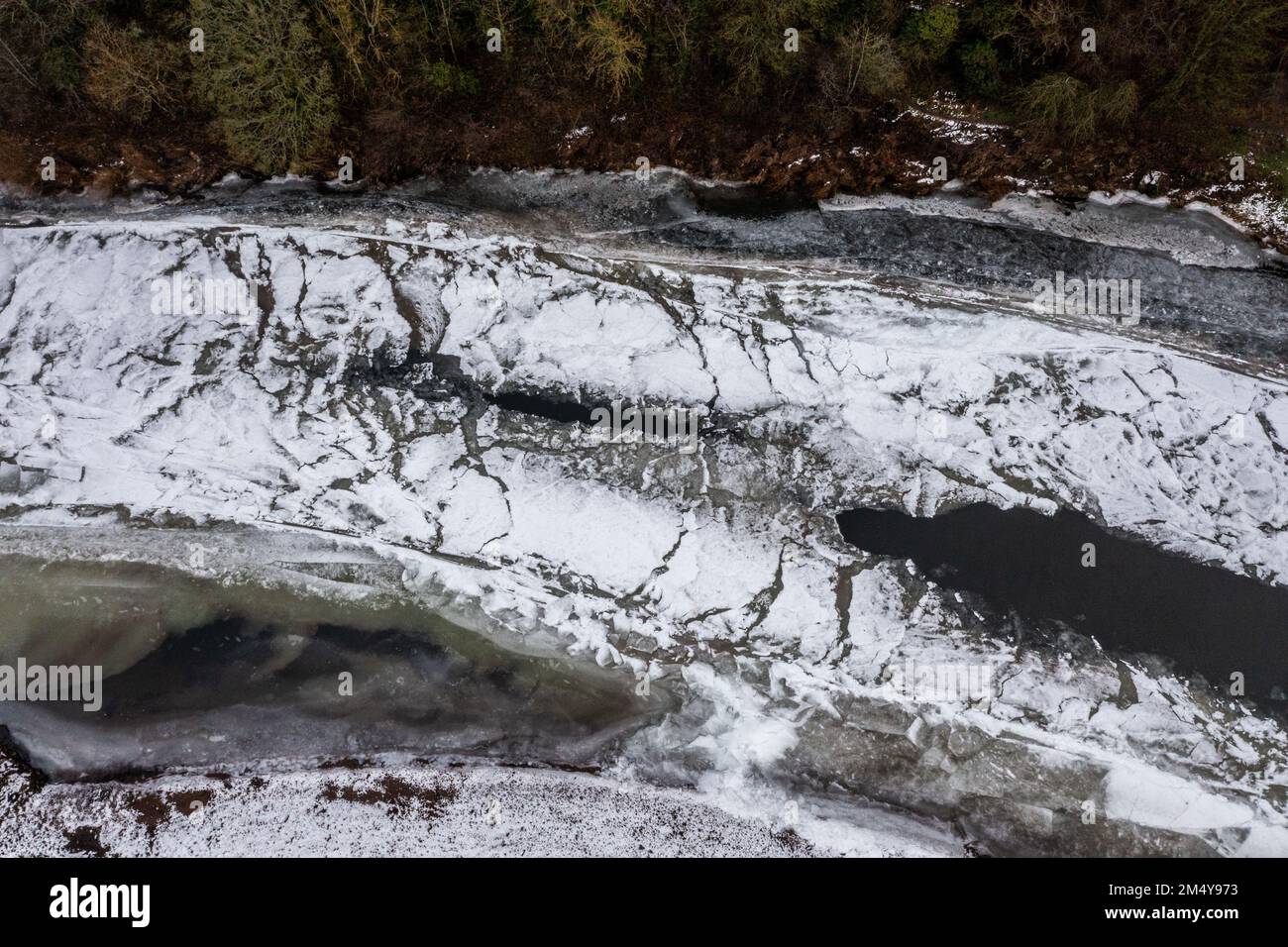 La rivière Tweed gelée près de Norham où la frontière entre l'Angleterre et l'Écosse est la rivière Banque D'Images
