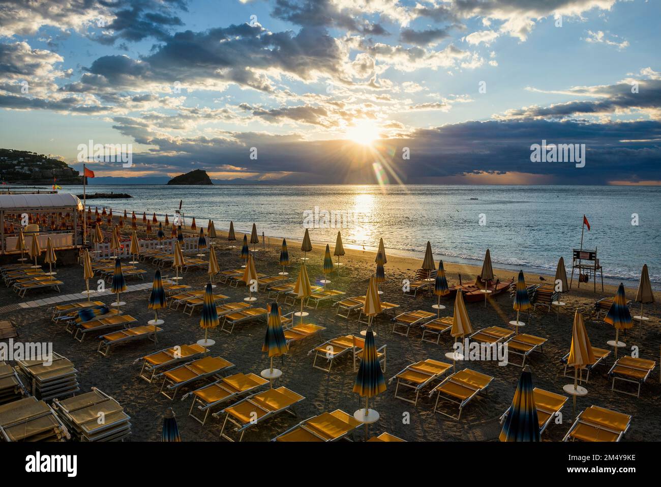 Plage vide et chaises longues, lever du soleil, Spotorno, Riviera di Ponente, Ligurie, Italie Banque D'Images