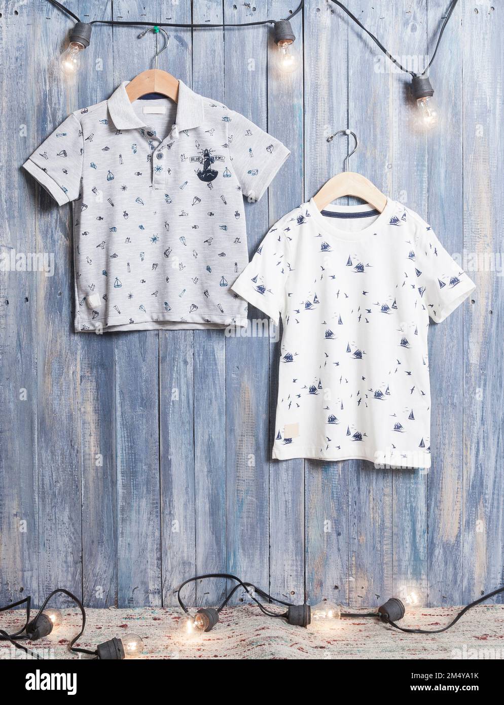 Mode pour enfants - deux t-shirts pour enfants sur fond de bois. Banque D'Images