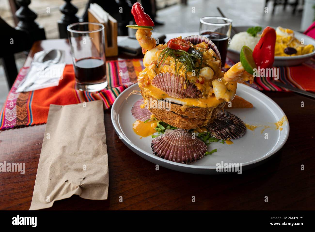 Le ceviche de fruits de mer est un plat traditionnel de poisson cru au Pérou. Banque D'Images