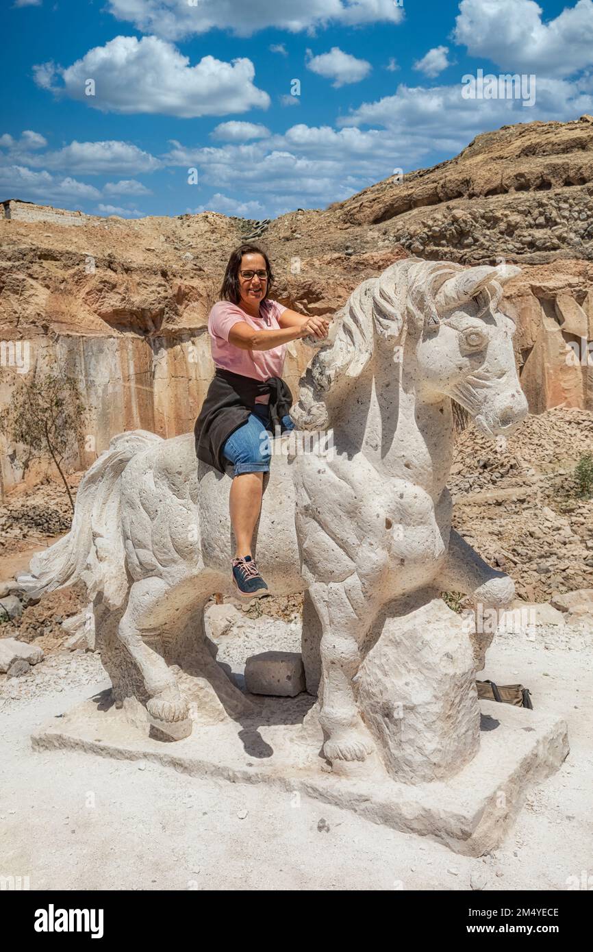 Femme assise sur un cheval de la route ashlar (ruta del silar) à Arequipa au Pérou. Banque D'Images