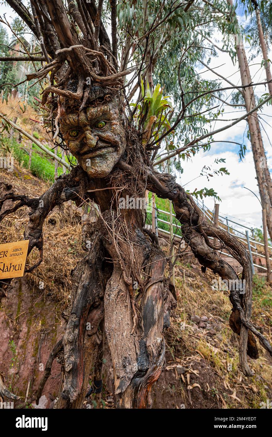 Cusco, Pérou - 26 septembre 2022: Des personnages de Seigneur des anneaux ont été créés à partir d'arbres et de bois à Bosque ENTS Cusco, une nouvelle attraction pour t Banque D'Images