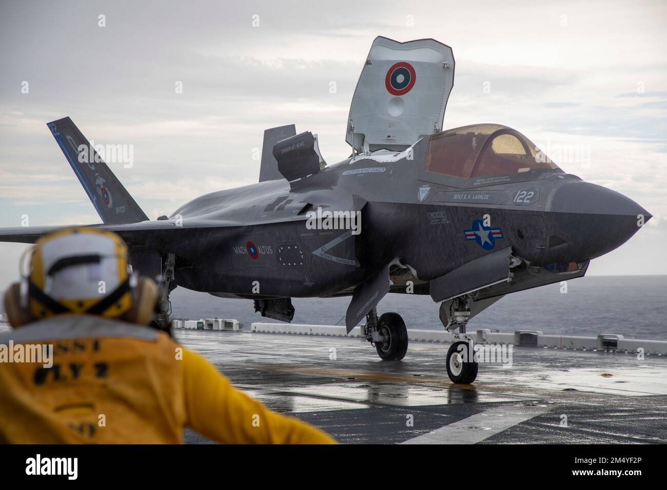 OCÉAN PACIFIQUE (18 novembre 2022) - Un pilote Lightning II du corps maritime F-35B des États-Unis avec le Marine Fighter Attack Squadron (VMFA) 122, 13th Marine Expeditionary Unit, se prépare à décoller à bord du navire d'assaut amphibie USS Makin Island (LHD 8), le 18 novembre 2022. L'équipe Marine-Marine corps, capable d'une intervention rapide et d'opérations soutenues à l'échelle mondiale, reste l'instrument militaire le plus persistant et le plus polyvalent des États-Unis. Le MEU 13th est embarqué avec le groupe de prêt amphibie de l'île de Makin, composé du navire d'assaut amphibie USS Makin Island (LHD 8) et des quais de transport amphibie USS Anchorage (LPD 23) an Banque D'Images